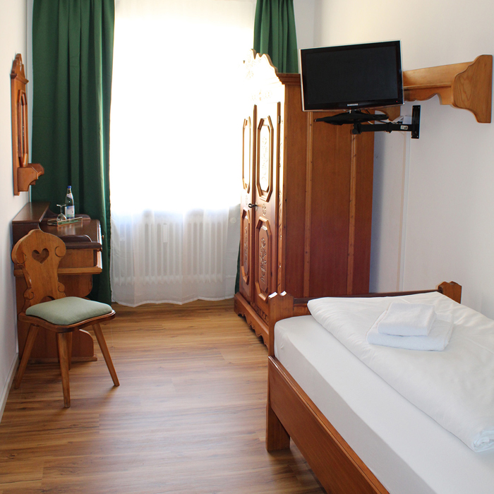 Deine Pension in Vilshofen an der Donau. Familiär geführt, direkt am Stadtplatz & mit bester bayerischer Küche. Jetzt Zimmer sichern!