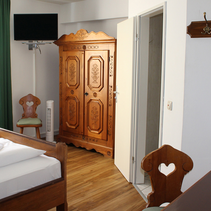 Deine Unterkunft am Stadtplatz Vilshofen. Hotel & Pension mit bayerischer Küche & familiärem Flair. Jetzt entdecken!